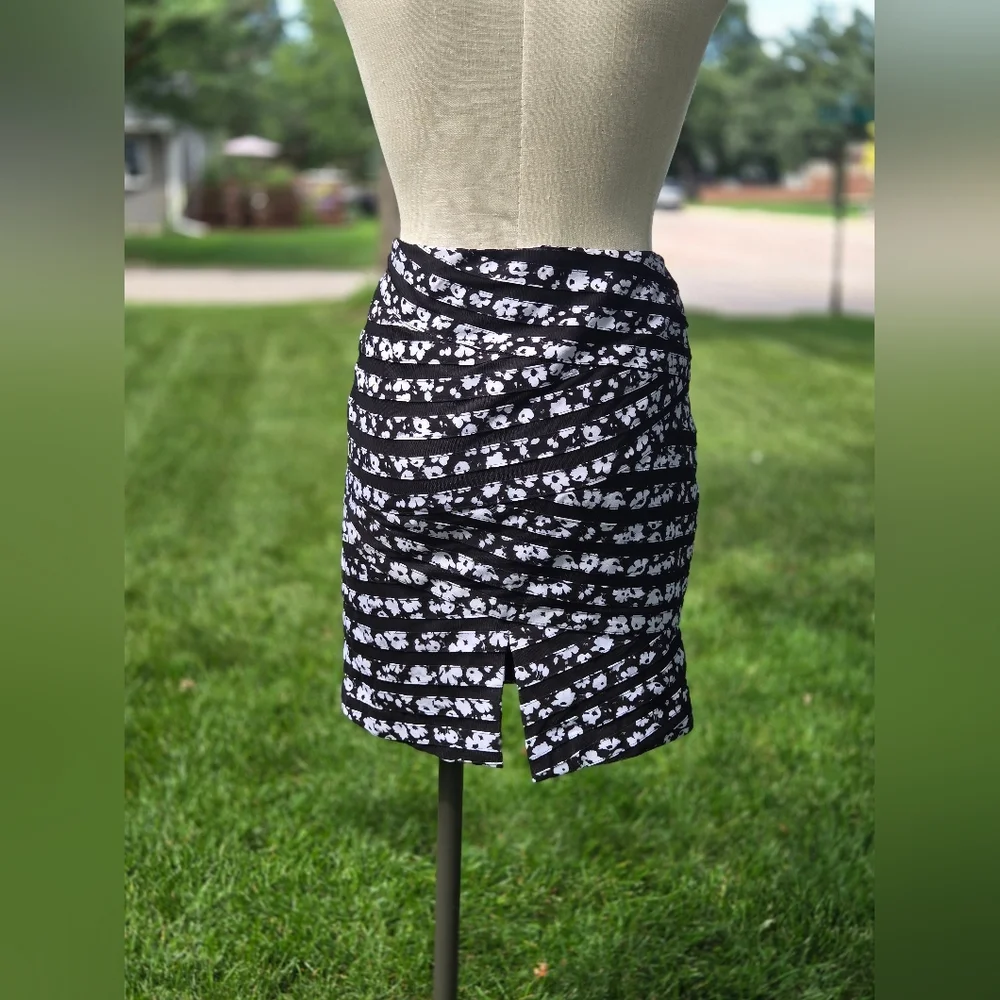 White House Black Market Black and White Patterned Pencil Skirt - Picture 4 of 7